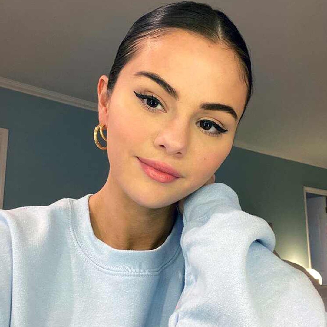 Selena Gomez Shows Off Kidney Transplant Scar in New Bathing Suit Pic Selena Gomez Shows Off Kidney Transplant Scar in New Bathing Suit Pic